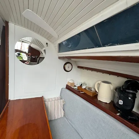 Botel Experience Fantastique De Berce Par La Pres De Barcelone *