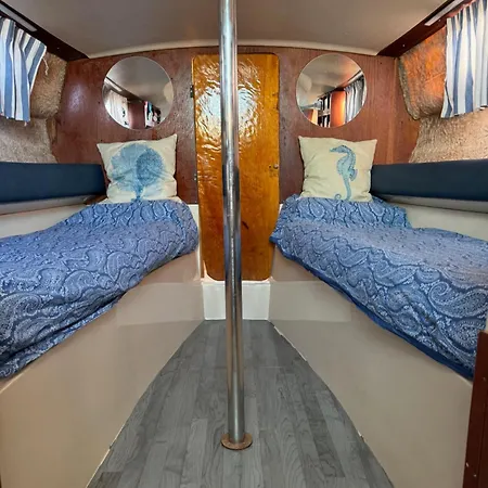 Botel Experience Fantastique De Berce Par La Pres De Barcelone Castelldefels