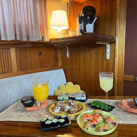 보트호텔 Experience Fantastique De Berce Par La Pres De Barcelona 카스테데펠스